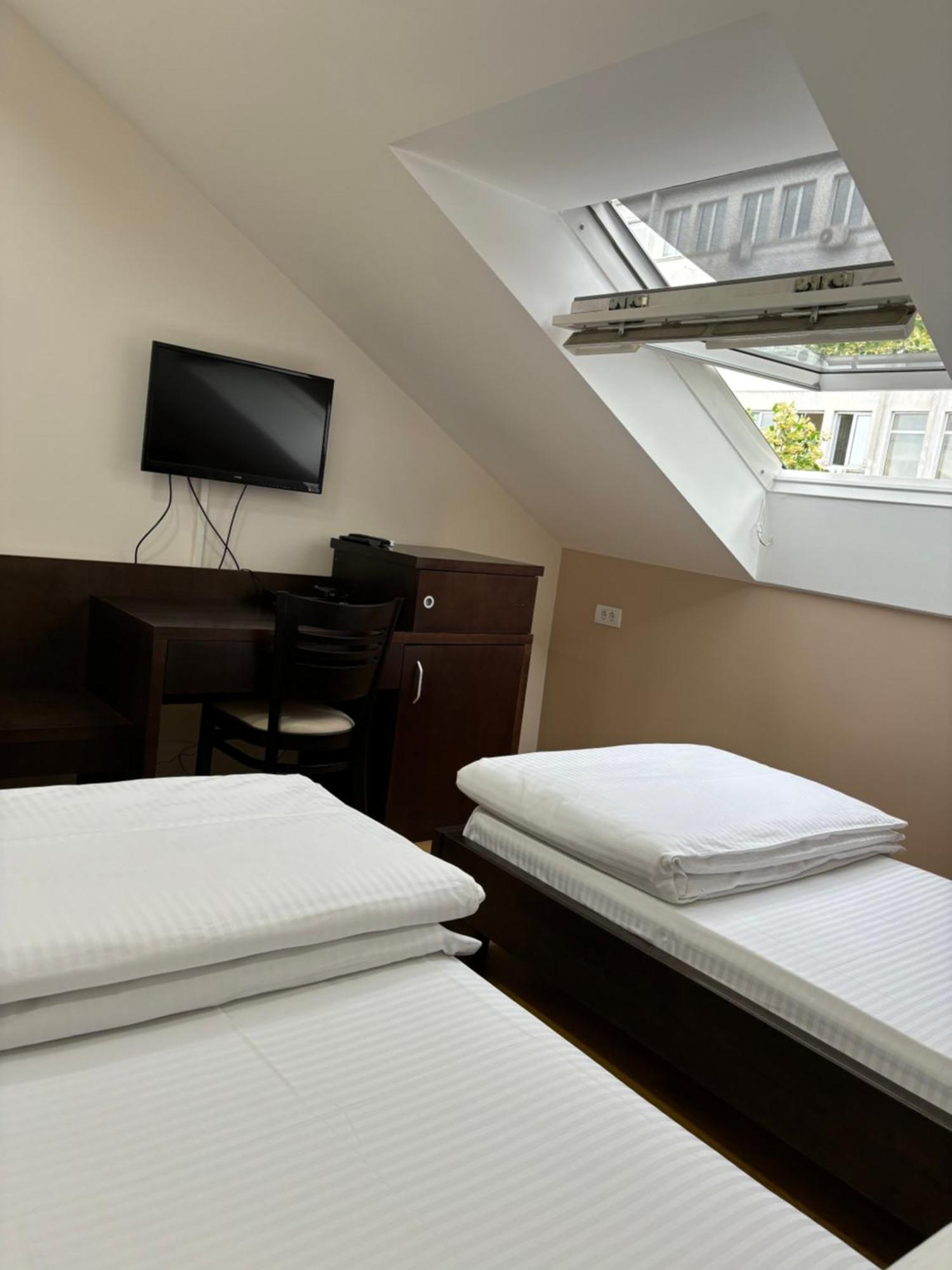 Atrium Bed & Breakfast สเรมสกา มิโตรวิตซา ภายนอก รูปภาพ