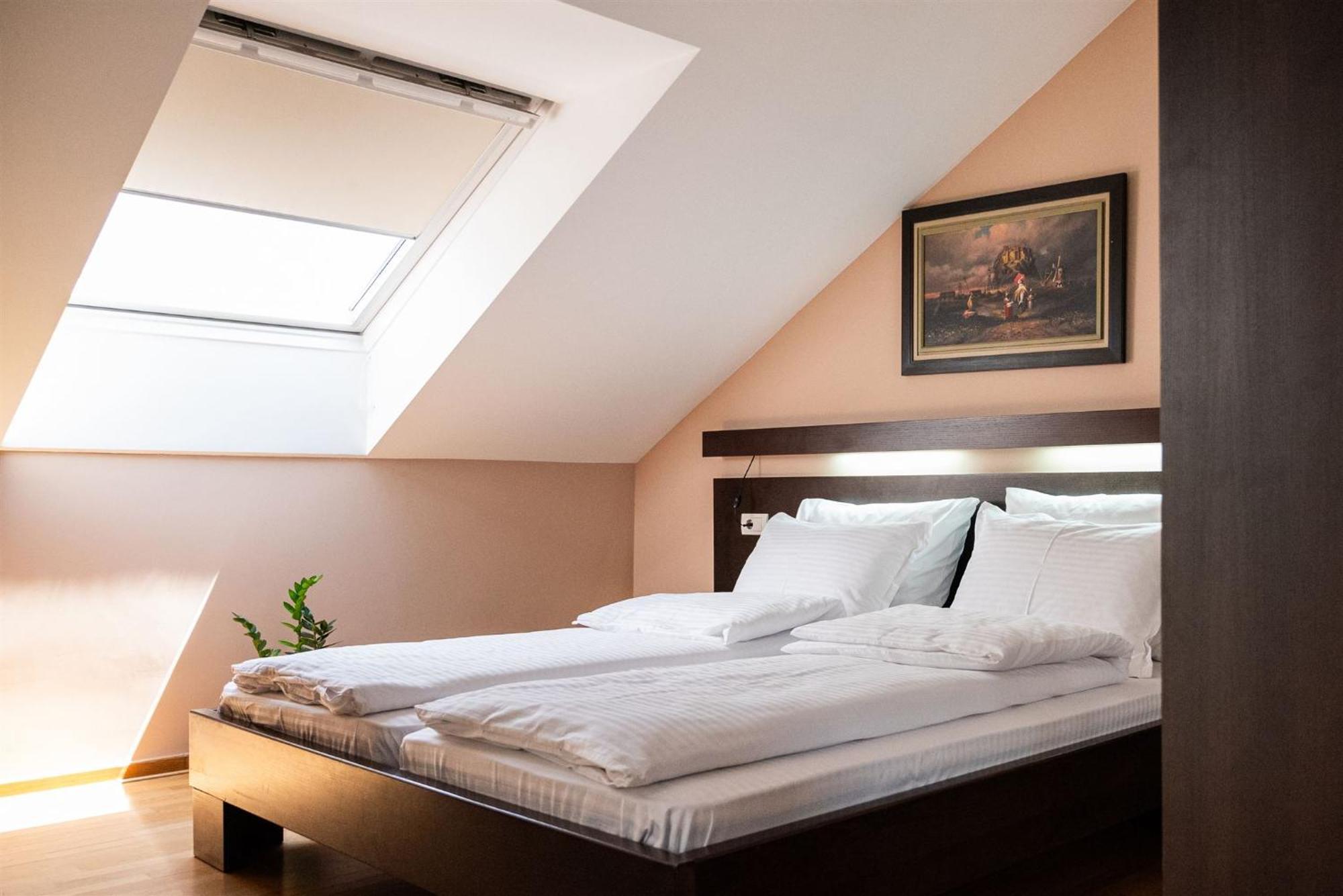 Atrium Bed & Breakfast สเรมสกา มิโตรวิตซา ภายนอก รูปภาพ